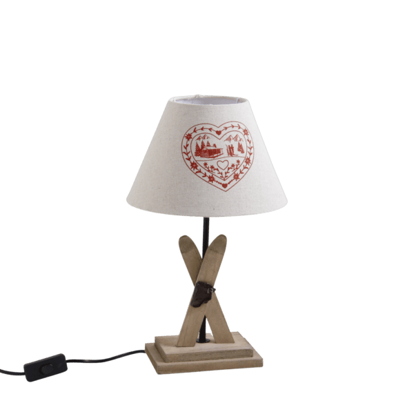 Lampe Skis en bois. Motif cœur imprimé – h39 – Ø 22 cm Lampes à poser meublespin.fr - vente de mobilier et de décoration de style montagne ou chalet- vente de meubles en pin et canapés convertibles - https://meublespin.fr